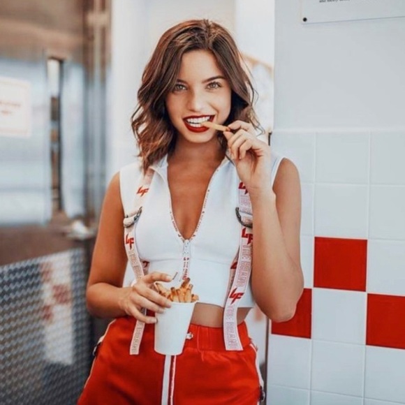 💙5/$30 LF Red Cropped Sleeveless Jacket Zip - Picture 3 of 6